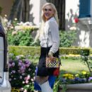 Gwen Stefani – With Blake Shelton seen at her parent’s home in Los Angeles - 454 x 597