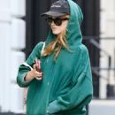 Natalia Dyer – Pictured in an oversized green hoodie while out in Manhattan’s SoHo - 454 x 738