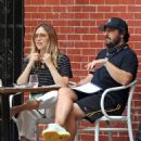 Jenny Mollen and Jason Biggs – Spotted at a cafe in New York City - 454 x 606