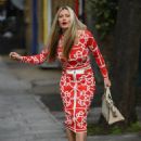 Caprice Bourret – Walks barefooted through the streets of London - 454 x 624