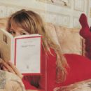 Claudia Schiffer - Paris Match Magazine Pictorial [France] (25 November 1993) - 454 x 310