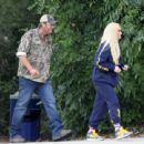 Gwen Stefani – With her husband Blake Shelton take a walk in Los Angeles - 454 x 440