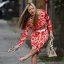 Caprice Bourret – Walks barefooted through the streets of London - 454 x 648