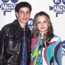 Mena Suvari and Jason Biggs - The 2000 MTV Movie Awards - 432 x 612