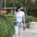 Bethenny Frankel – Goes for a stroll in Miami Beach - 454 x 693