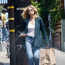 Kyra Sedgwick – Picks up her lunch from All Times restaurant - 454 x 585