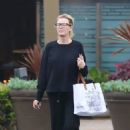 Sandra Lee – Seen shopping along a Malibu sidewalk - 454 x 681