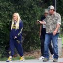 Gwen Stefani – With her husband Blake Shelton take a walk in Los Angeles - 454 x 458