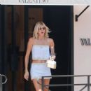 Devon Windsor With Jonathan Barbara Enjoying Shopping In Saint Tropez - 454 x 681