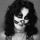 On August 25. 1974, the second “Hotter Than Hell” photo session took place at The Stage, Hollywood, California, with photographer Norman Seeff - 454 x 387