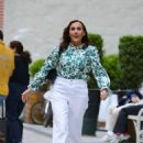 Molly Shannon – In white pants running some errands in New York - 454 x 681