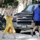 Rose McGowan – Steps out barefooted in Tulum - 454 x 351