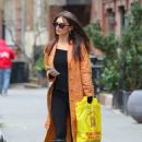 Emily Ratajkowski – Looks chic in an orange trench coat in New York