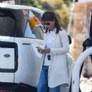 Lori Loughlin – Refuel her Land Rover in Calabasas - 454 x 681