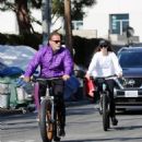 Christina Schwarzenegger – With Arnold Schwarzenegger On a bike ride in Los Angeles - 454 x 564