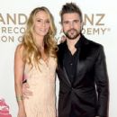 Karen Martinez and Juanes– 2017 Person of the Year Gala Honoring Alejandro Sanz - Arrivals - 433 x 600
