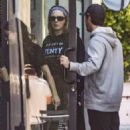 Cara Delevingne – Grab some smoothies during a fun weekend outing in Los Angeles - 454 x 681