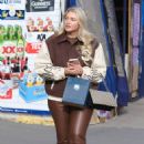 Iskra Lawrence – Make-up free in brown leather pants while shopping in Manhattan - 454 x 688