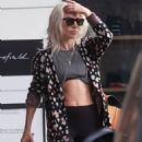 Lady Gaga – Shows off her six-pack while shopping in Malibu - 454 x 645