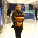 Abbie Cornish – Arriving in Los Angeles - 454 x 681