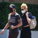 Nicole Kidman – With Keith Urban seen while running errands in Sydney - 454 x 553