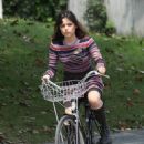 Jenna Ortega – Rode her bike on the set of ‘Beetlejuice 2’ in East Corinth - 454 x 681