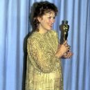Meryl Streep - The 55th Annual Academy Awards (1983) - 384 x 612
