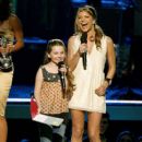 Abigail Breslin and Fergie - The 2006 MTV Video Music Awards - 408 x 612