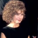 Anne Archer attends The 60th Annual Academy Awards (1988) - 446 x 612