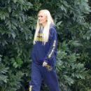 Gwen Stefani – With her husband Blake Shelton take a walk in Los Angeles - 454 x 565