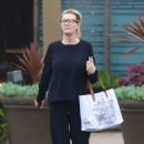 Sandra Lee – Seen shopping along a Malibu sidewalk - 454 x 681