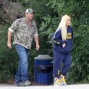 Gwen Stefani – With her husband Blake Shelton take a walk in Los Angeles