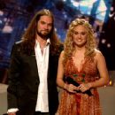 Carrie Underwood wins American Idol Season 4 - 351 x 400