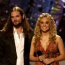 Carrie Underwood wins American Idol Season 4 - 400 x 280