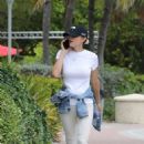 Bethenny Frankel – Goes for a stroll in Miami Beach - 454 x 716