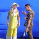 Kristen Wiig – With Ricky Martin filming ‘Mrs. American Pie’ in San Pedro - 454 x 613