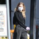 Tori Praver – Wears masks and gloves at a Post Office in Beverly Hills - 454 x 681