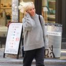 Lily Allen – Sporting her blonde bob haircut in Manhattan’s SoHo neighborhood - 454 x 655