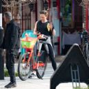 Mel C – Checks out a lime bike in central London - 454 x 421