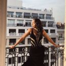 Kelly Rowland – Photoshoot candids on the balcony in her hotel in Paris - 454 x 639