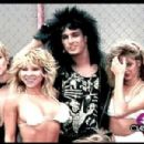 Nikki Sixx with girls, girls, girls - 454 x 301