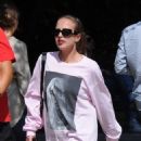 Allegra Versace – Walking with a mystery man at the Montanelli park in Milan - 454 x 538