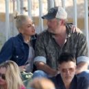 Gwen Stefani – With Blake Shelton watch her son play a game in Los Angeles - 454 x 370