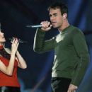 Christina Aguilera and Enrique Iglesias perform during the halftime show at Super Bowl XXXIV (2000) - 454 x 305