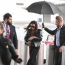 Victoria Beckham – Arrives at JFK Airport in New York - 454 x 645