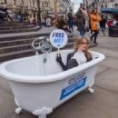 Faye Winter – Poses for orcs in a bathtub in Piccadilly Circus – London - 454 x 324