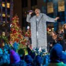 Kelly Clarkson, Jennifer Hudson, more stars perform holiday hits during NYC tree lighting - 454 x 303