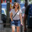 Amy Brenneman – Seen on a stroll in New York - 454 x 681