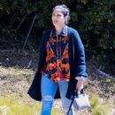 Freida Pinto – In a ripped blue jeans seen in Los Feliz - 454 x 681