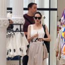 Angelina Jolie – Spotted while shopping at Zara in Rome - 454 x 681